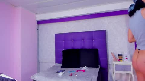 leamoreau__ online show from November 22, 12:41 pm