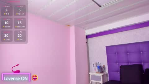 leamoreau__ online show from December 5, 12:17 pm