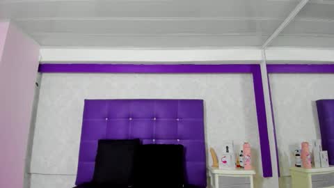 Snapshot of leamoreau__ chatting on October 19, 11:23 am leamoreau__ online show from October 19, 11:23 am