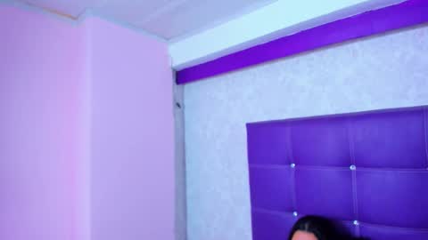 leamoreau__ online show from November 28, 2:53 pm