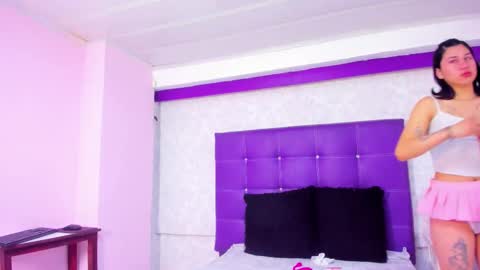 leamoreau__ online show from November 25, 11:45 am