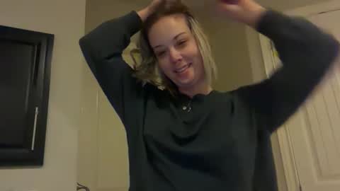 leanneluxecouple online show from April 6, 11:11 am