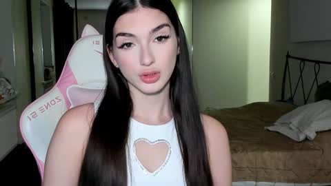 Leila online show from December 3, 3:44 pm