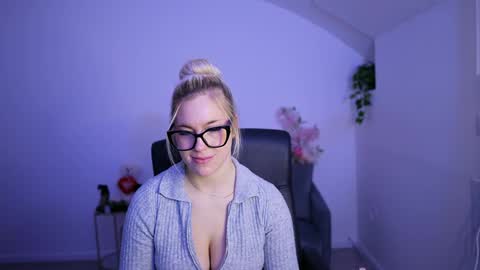 leokitty  online show from March 19, 2:10 pm