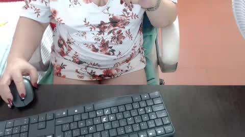 leonela   online show from December 16, 3:01 am