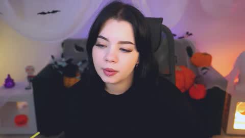 LeslieRowe online show from October 19, 5:26 pm