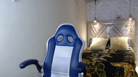 lianh_benett_ online show from May 6, 12:31 pm