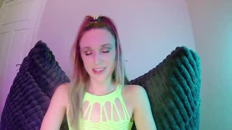 Snapshot of lickmehere69 chatting on October 21, 10:47 pm Summer Skye online show from October 21, 10:47 pm