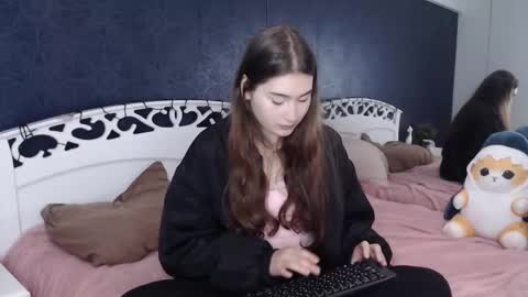 Snapshot of lili_luuu chatting on October 1, 12:04 am Lilu online show from October 1, 12:04 am