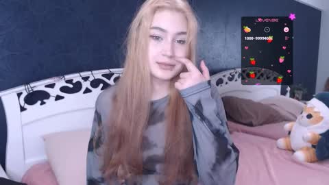 Snapshot of lili_luuu chatting on October 19, 4:25 am Lilu online show from October 19, 4:25 am