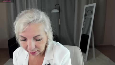 Snapshot of lilia_moons chatting on October 12, 12:40 pm Lilia online show from October 12, 12:40 pm