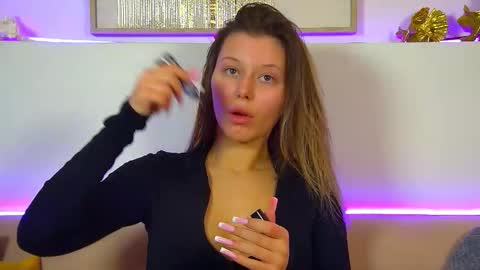 Mia online show from September 27, 8:43 am