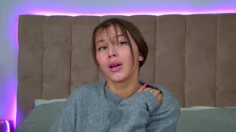 Mia online show from November 17, 6:25 am