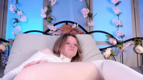 hi guys Im new here Im 18 years oldIve never had sex online show from December 16, 3:11 pm