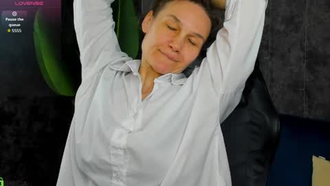 lillian_white1 online show from April 5, 1:15 am