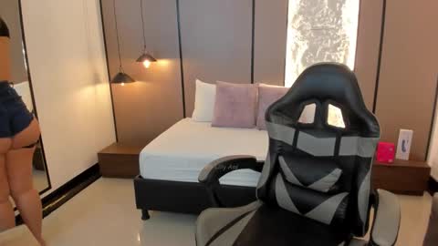 L I L L Y online show from February 18, 12:48 pm