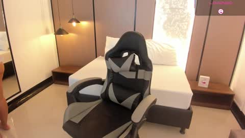 L I L L Y online show from September 12, 12:23 pm