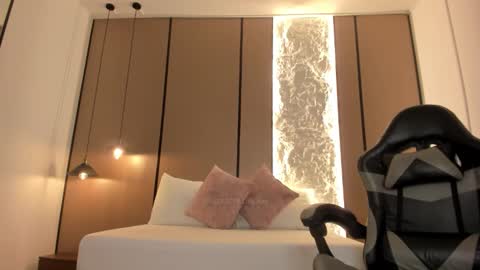 L I L L Y online show from March 6, 12:55 pm