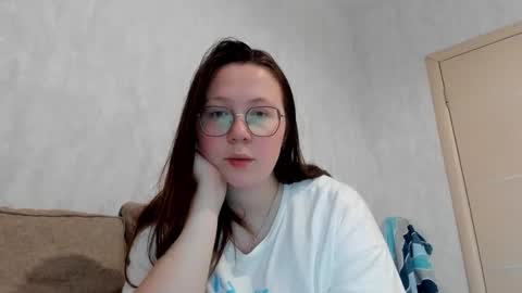 Snapshot of lily_cheys chatting on October 14, 1:52 am Lily Chays online show from October 14, 1:52 am