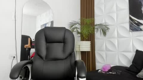 Snapshot of lily_johnson1 chatting on October 11, 3:37 pm Lili online show from October 11, 3:37 pm