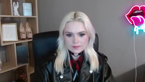 Lily online show from February 19, 3:00 pm