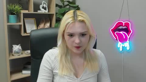 Lily online show from April 8, 1:24 pm