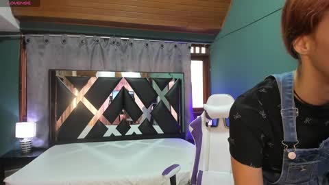 Snapshot of linda4petite chatting on December 31, 5:51 pm Linda online show from December 31, 5:51 pm