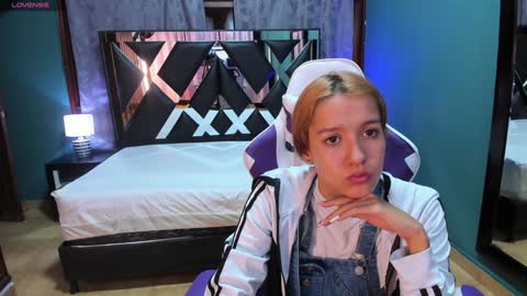 Snapshot of linda4petite chatting on January 18, 11:00 am Linda online show from January 18, 11:00 am