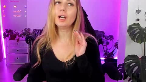 Linda  --  online show from February 15, 9:49 pm