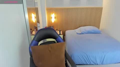  L I N Z I online show from November 21, 2:08 pm