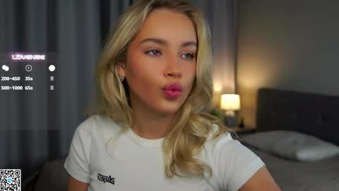 Snapshot of lipswithsmileonthem chatting on January 17, 12:10 am Amelia online show from January 17, 12:10 am