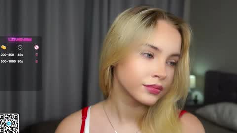 Snapshot of lipswithsmileonthem chatting on December 14, 1:06 am Amelia online show from December 14, 1:06 am