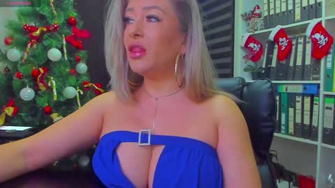 Snapshot of lisa2018 chatting on December 11, 3:45 am lisa online show from December 11, 3:45 am