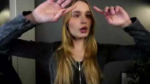 Elisabeth or Lisa online show from December 3, 8:33 pm