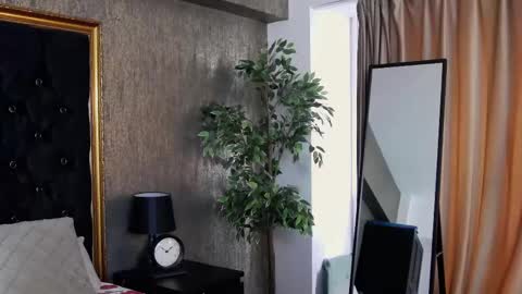 Snapshot of lisacroft chatting on March 12, 7:02 am lisacroft online show from March 12, 7:02 am