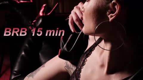 Snapshot of lisamooore chatting on October 5, 6:13 pm Lisa Moore online show from October 5, 6:13 pm