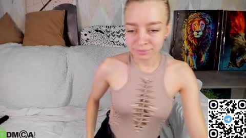 Snapshot of lissa_kitsune chatting on October 19, 8:16 am Lissa online show from October 19, 8:16 am