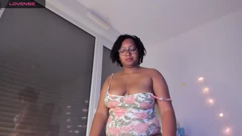 Snapshot of lissaa_joness chatting on October 6, 9:59 am LISSA online show from October 6, 9:59 am