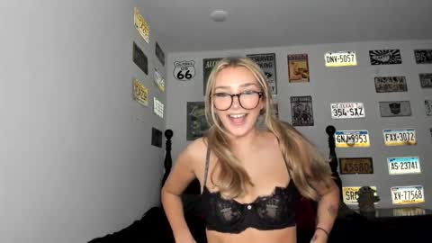 Livvy online show from November 12, 3:04 am