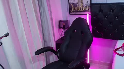 Snapshot of lizz_tender chatting on January 18, 11:43 am Lizz online show from January 18, 11:43 am