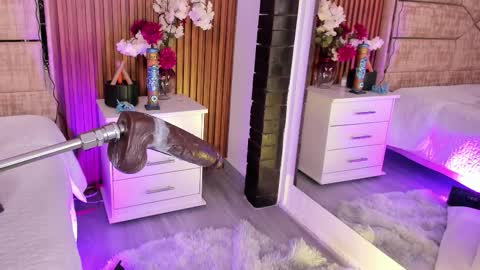 Lola Angel online show from March 11, 10:45 pm