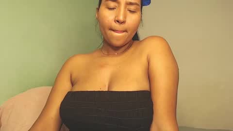 Snapshot of loretta_ chatting on January 21, 2:22 am Loretta Gmez online show from January 21, 2:22 am