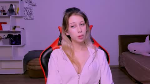 Lori online show from December 3, 1:52 am