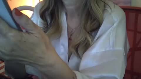 Snapshot of lorylady chatting on September 29, 5:23 am lory online show from September 29, 5:23 am