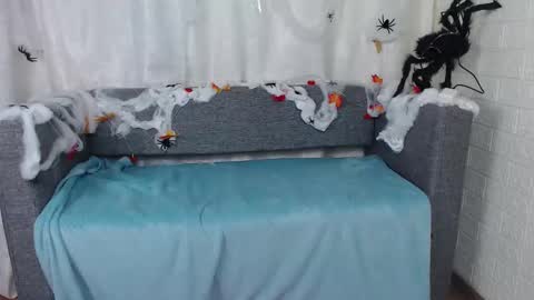 Snapshot of love_bella_ chatting on October 18, 12:25 am love bella online show from October 18, 12:25 am