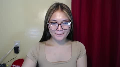 Snapshot of lovely_laura09 chatting on December 25, 8:28 pm Lovely Laura online show from December 25, 8:28 pm