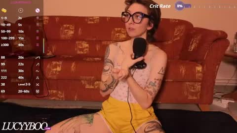lovelylittlelucyy online show from April 18, 8:53 pm