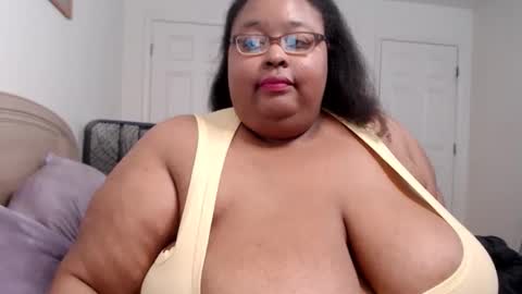 Snapshot of loves_aura chatting on October 25, 12:18 am Alyson online show from October 25, 12:18 am