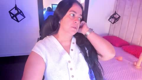 Lucia Vonne online show from November 18, 1:01 pm