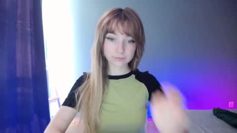 Snapshot of luciacam20 chatting on February 19, 7:39 am Lucy online show from February 19, 7:39 am
